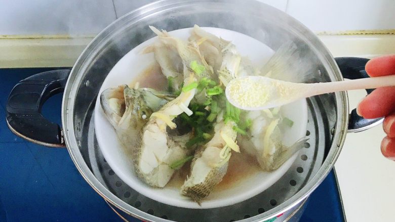 鱼露蒸鲈鱼,关火放少许<a style='color:red;display:inline-block;' href='/shicai/ 756'>鸡精</a>,撒上葱段
