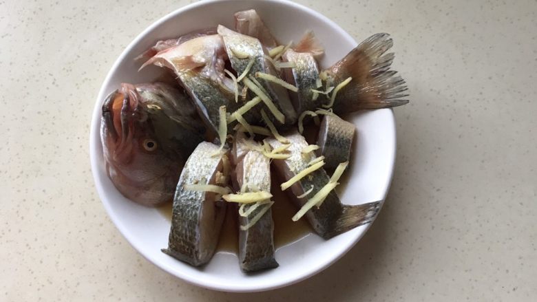鱼露蒸鲈鱼,再把鱼肉摆个造型,撒上姜丝