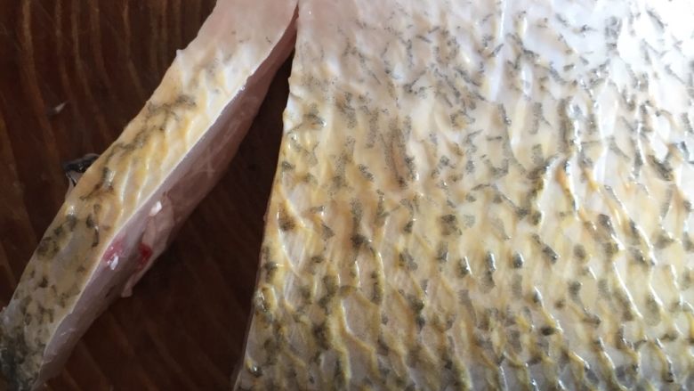 孔雀开屏富贵鱼,从鱼背向鱼肚子方子切开,但是不要切断
