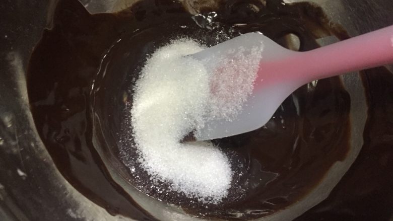 杏仁布朗尼,趁热加入白砂糖,搅拌到融化