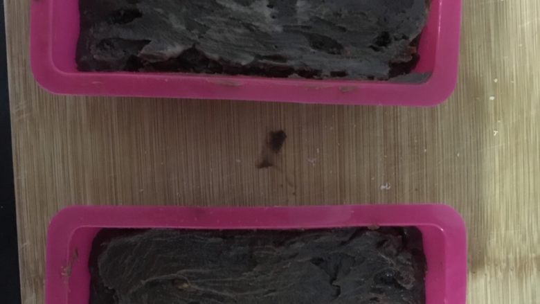 杏仁布朗尼,把巧克力面糊转进长方形硅胶模里,8分满