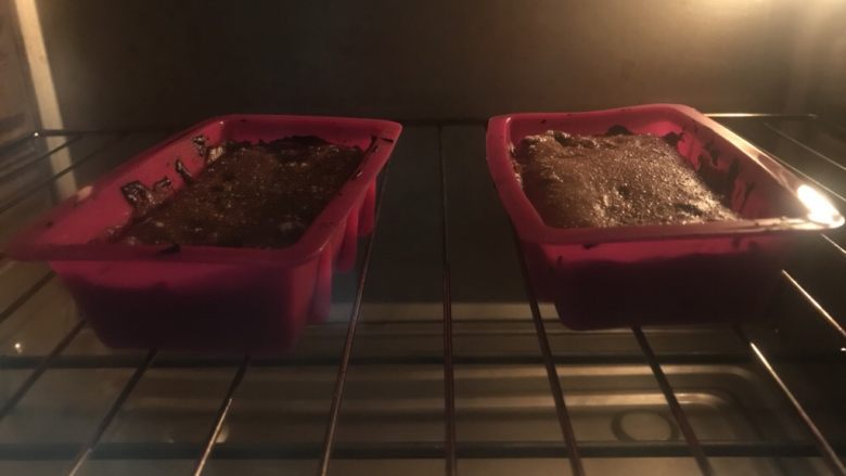 杏仁布朗尼,烤箱预热190度,烤15-18分钟(各家烤箱温度不同,请自由掌握时间)