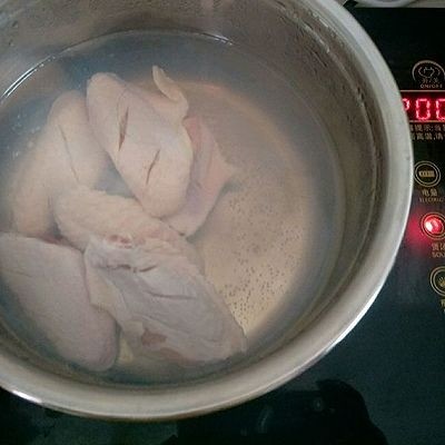 可乐鸡翅,放入锅中煮，水开之后煮几下关火