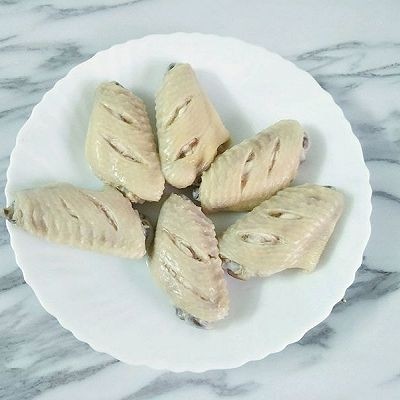 可乐鸡翅,捞出来冲干净沥水
