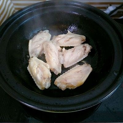 可乐鸡翅,锅里倒适量油烧热，下入鸡翅煎香