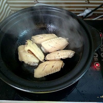 可乐鸡翅,一面煎至金黄，翻面