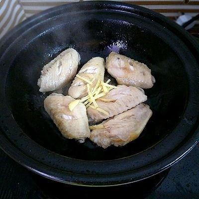 可乐鸡翅,加入姜丝稍煎几下