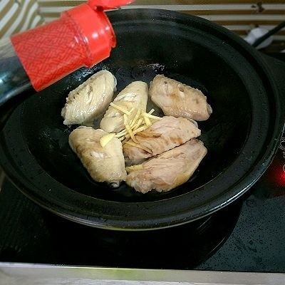 可乐鸡翅,滴入<a style='color:red;display:inline-block;' href='/shicai/ 718'>料酒</a>，<a style='color:red;display:inline-block;' href='/shicai/ 788'>生抽</a>和<a style='color:red;display:inline-block;' href='/shicai/ 762'>老抽</a>炒匀