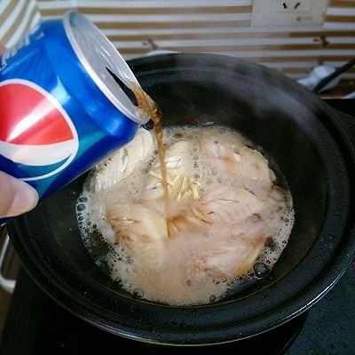 可乐鸡翅,倒入半罐<a style='color:red;display:inline-block;' href='/shicai/ 911'>可乐</a>
