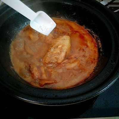 可乐鸡翅,加入盐调味