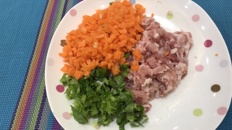生煎包,肉糜、胡萝卜丁,西芹叶碎准备好