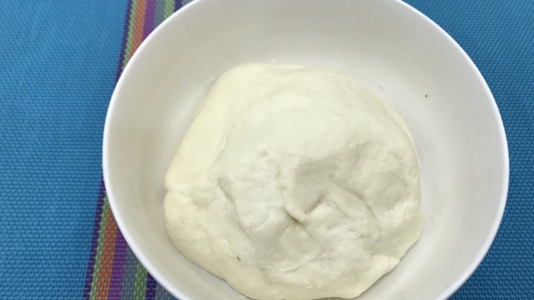 生煎包,和成光滑面团,盖上保鲜膜待发酵