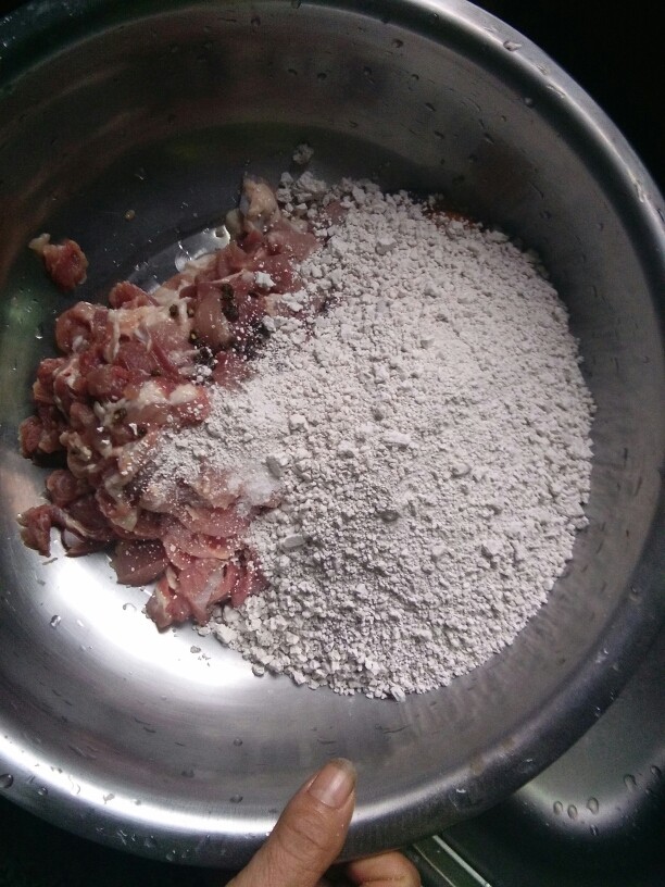 《老爸的厨房》之年味酥肉,加入适量淀粉,淀粉一定要分次加入,一次性加的话很可能和不均匀,还有可能加多了,炸出来的酥肉外皮厚了、硬了,就不好吃了