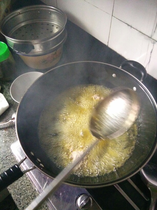 《老爸的厨房》之年味酥肉,一次取一定量的肉放入油锅中,如果你想炸酥肉条的话,在切的时候就切成长条,放入油锅时就一条一条放