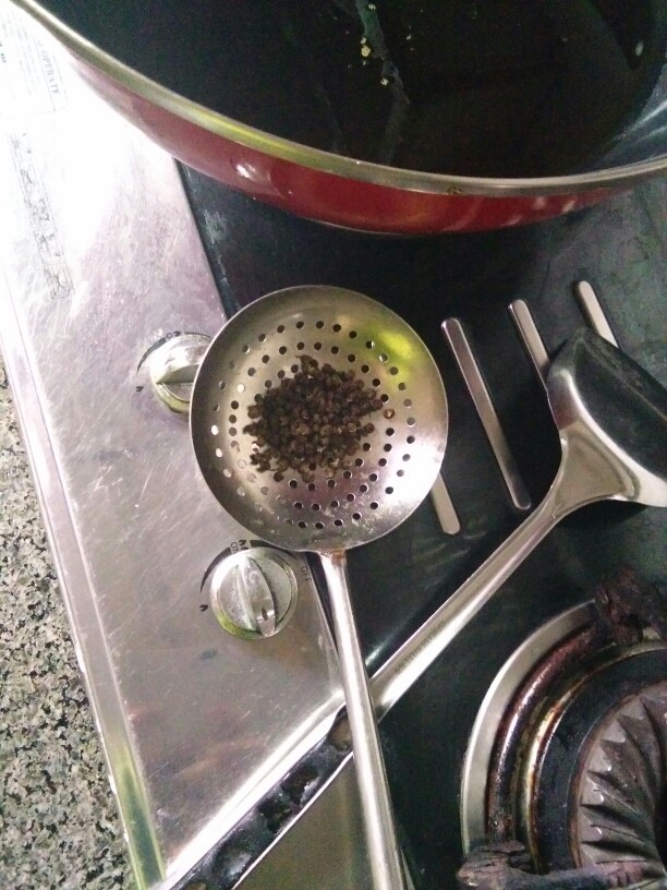 《老爸的厨房》之年味酥肉,等油温升到油面的泡沫快散尽时,用漏勺放入油锅中适量的干花椒