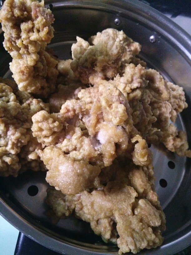《老爸的厨房》之年味酥肉,这个时候出锅的酥肉外表皮比较软糯,里面的肉比较鲜嫩
