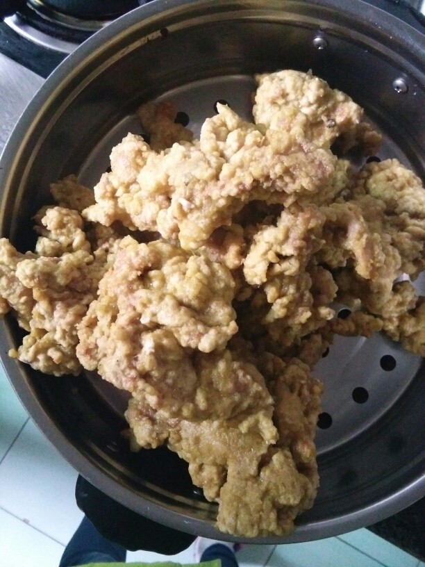 《老爸的厨房》之年味酥肉,如果360度都炸出了金黄色,再炸个两三分钟就可以出锅了