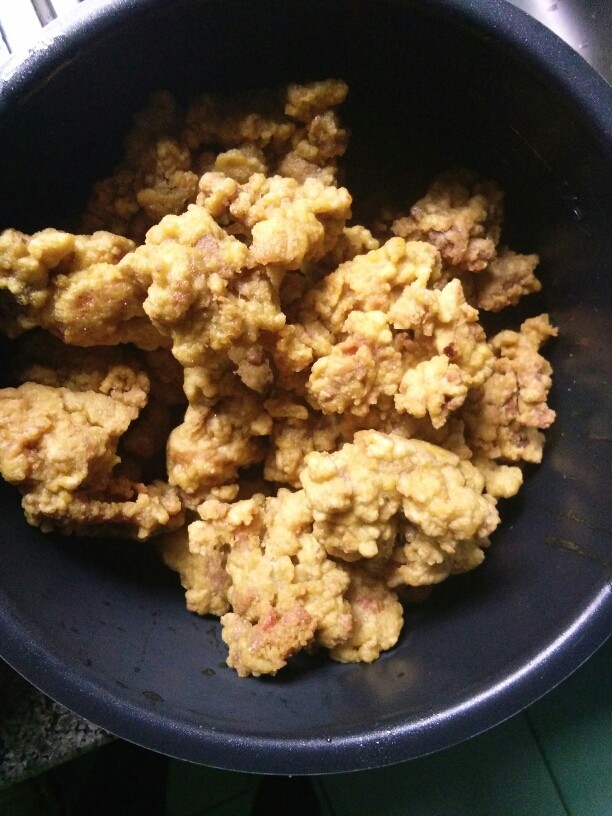 《老爸的厨房》之年味酥肉,颜色再一次360度加深时,就可以出锅放凉了