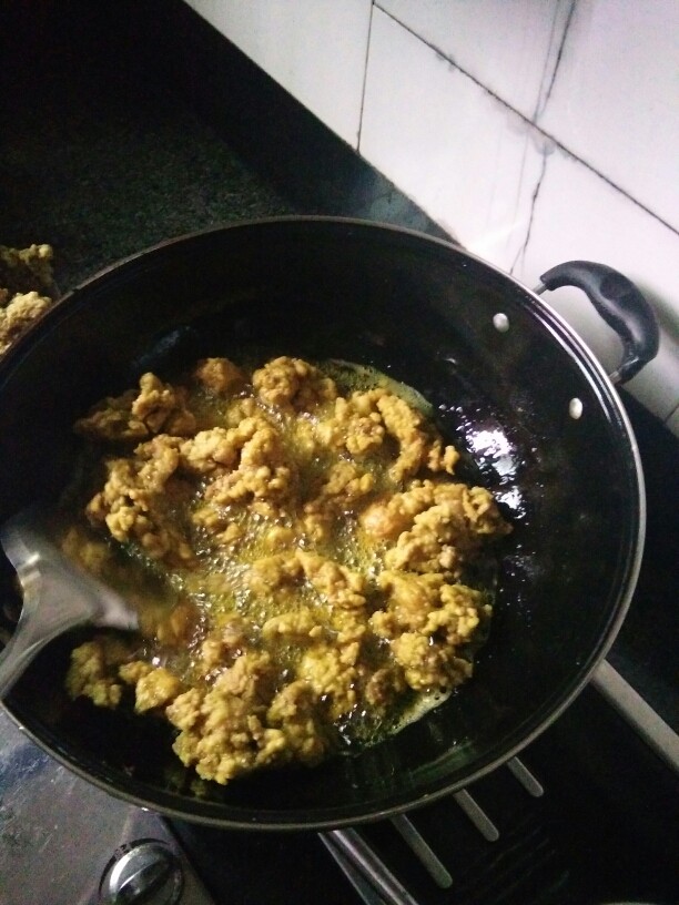 《老爸的厨房》之年味酥肉,如果你想吃外皮更酥脆的,可以将大块儿的酥肉掰成小块儿些的,再放入油锅里面炸一会儿