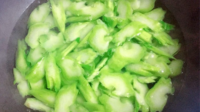 鸡胗炒芥菜,锅中倒入适量清水烧开,滴几滴食用油,放点盐,然后把芥菜片倒入锅中焯一分钟,捞出沥干水分备用。