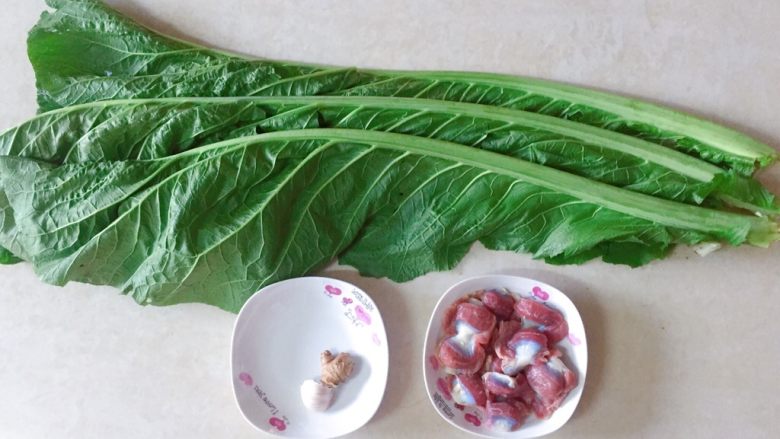 鸡胗炒芥菜,准备好所需食材:<a style='color:red;display:inline-block;' href='/shicai/ 100'>鸡胗</a>6个,<a style='color:red;display:inline-block;' href='/shicai/ 132'>芥菜</a>3根和姜蒜。(先来介绍一下楠溪江的<a style='color:red;display:inline-block;' href='/shicai/ 132'>芥菜</a>:是那种超大棵的菜,每年10月份开始播种,一般半个月就可以开吃了,吃的时候不像白菜整株拔掉的,它是从最外层开始一根一根剥下来的,菜心部分留着,过几天就长大了又可以剥了,一直可以吃到第二年的2月份才整株拔掉的。)