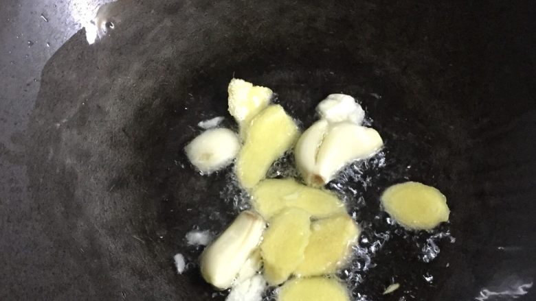 鸡胗炒芥菜,炒锅烧热倒入适量油,放入姜蒜爆香。