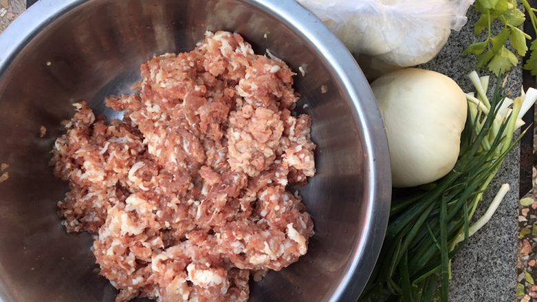 家常蒸饺,先调生葛馅料,准备好所需食材,猪肉可以直接让肉档搅碎