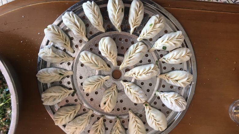 家常蒸饺,远远看起来像好多叶子,将锅内水烧开,然后将饺子放入锅内蒸15分钟就可以,久了饺子馅会变老不好吃