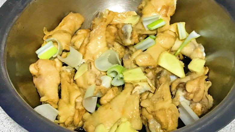 电饭煲+啤酒鸡翅根,加入葱段,姜片,腌制一小时。