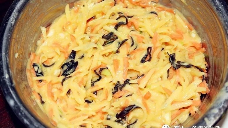 小鱼麻麻—随心所欲土豆丝饼,搅拌均匀，如果觉得干，可以加一点点水。