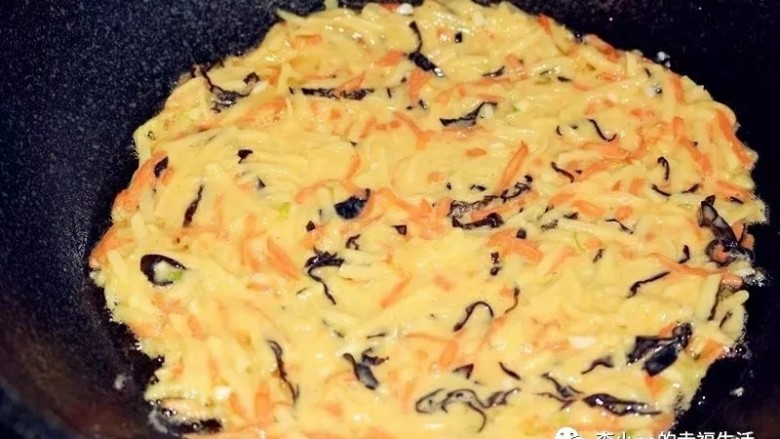 小鱼麻麻—随心所欲土豆丝饼,起锅热油，倒入锅内，用铲子压成饼状。