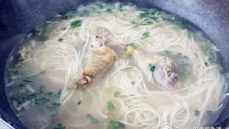 鸡汤面,鸡汤烧开,下去适量的面条,待面熟,撒入香葱,<a style='color:red;display:inline-block;' href='/shicai/ 131'>香菜</a>即可!也可加入生抽调味!