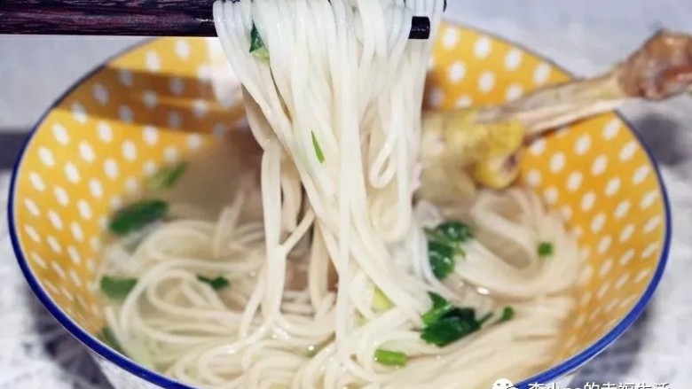 鸡汤面,也可以加入其他青菜哦!