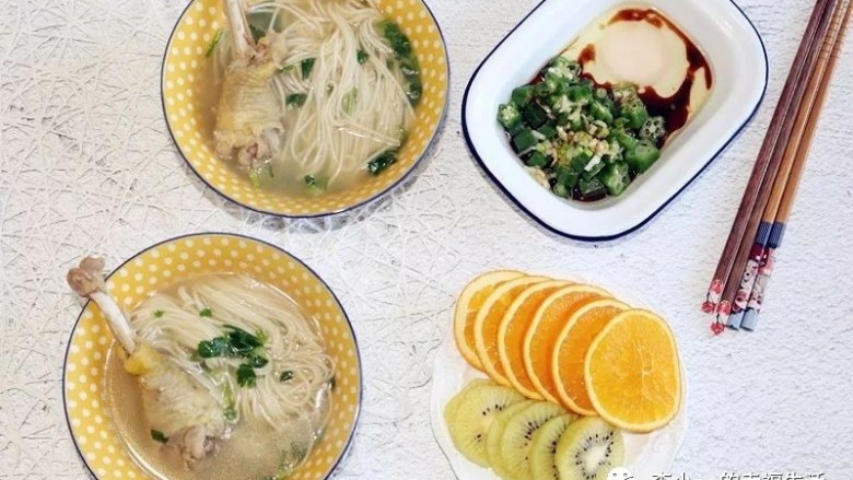 鸡汤面,配上秋葵鸡蛋,水果!美味佳肴哦!