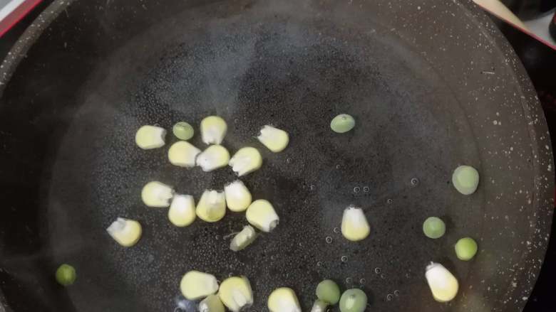 土豆沙拉,煮土豆的过程中处理配菜。黄瓜、苹果切丁。培根煎一下再切丁,会更香。玉米粒和豌豆粒煮熟。我的蒸锅比较小所以放不下了,你们可以把玉米粒和豌豆粒和土豆一起蒸。配菜准备好后再备好黄油等调料