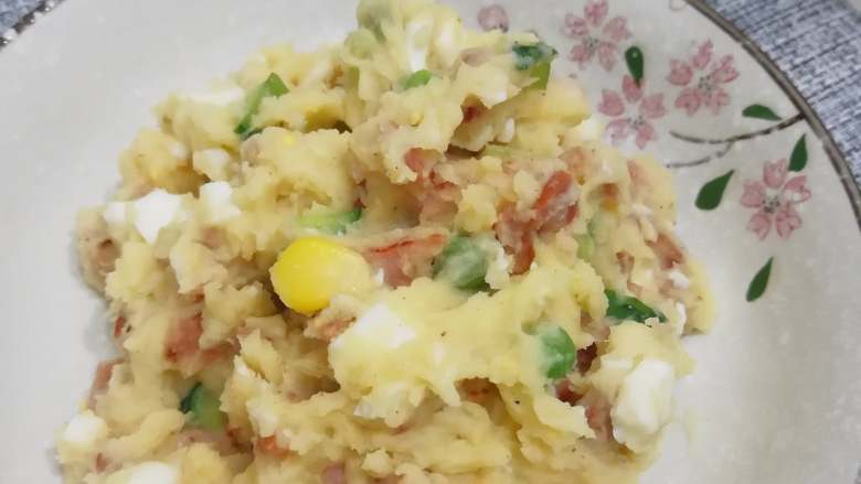 土豆沙拉,土豆取出沥一下水。趁热加黄油、柠檬汁和鸡蛋捣成泥。用饭勺或铲子压都可以。一定要趁热操作,不然土豆受凉了黄油和柠檬的味道就不能完全进去。
然后再把蛋黄酱以及其他配菜全部搅拌均匀。再加盐和黑胡椒粉调味就OK了。当然你也可以在土豆出锅后把所有材料一起搅味道也没差。