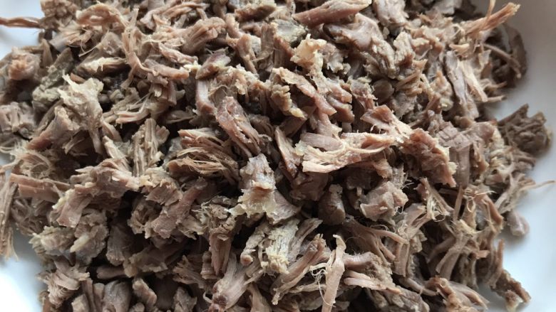 宝宝营养🐂牛肉松无添加任何添加剂
,一块一块撕成条状,这个就需要耐心了哈哈,这个我边撕边照顾小圆圆,他总是要去爬楼梯,用手肘弯曲把他抱出来,再继续撕