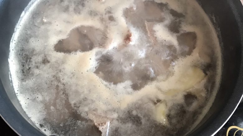 宝宝营养🐂牛肉松无添加任何添加剂
,水加姜煮到沸腾,再下牛肉,沸腾后就会出现这种泡沫,把泡沫捞掉,中小火煮半个小时左右!