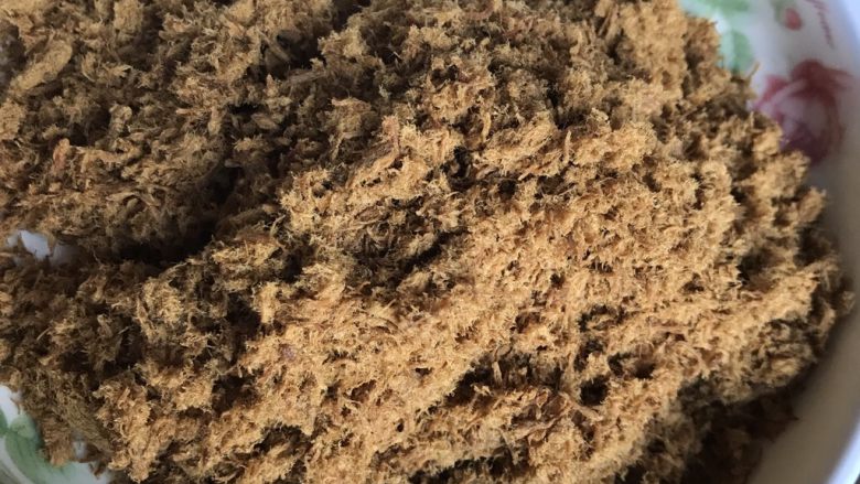 宝宝营养🐂牛肉松无添加任何添加剂
,拿出来晾干,觉得粗糙,就用破壁机打一下就可以,我觉得硪这个刚好哈哈,我家圆圆吃了一大碗粥,就是下这个肉松,如果宝宝不吃,可以适量下点宝宝酱油