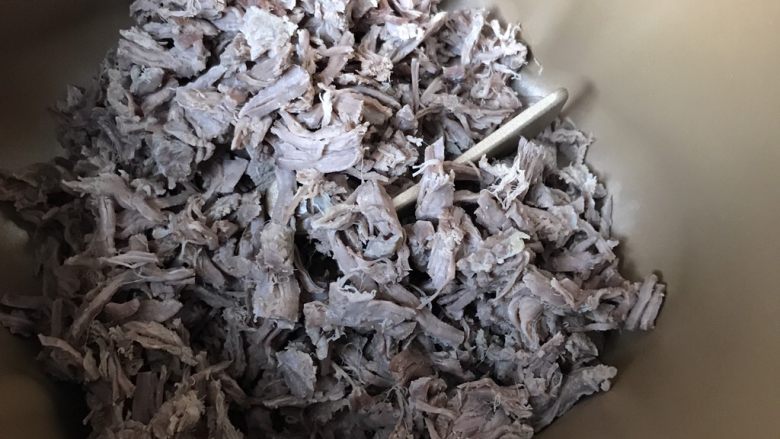 宝宝营养🐂牛肉松无添加任何添加剂
,有面包机的就直接把撕好肉丝扔里面,启用肉松模式就ok啦,没有的可以用不粘锅翻炒,或烤箱烤