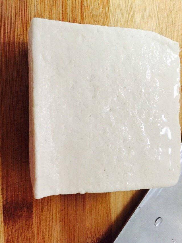 烤豆腐(独家秘制),豆腐一块洗净
