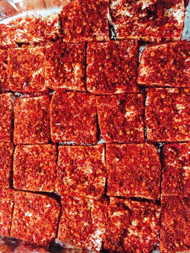 烤豆腐(独家秘制),豆腐均匀抹上混合辣椒粉