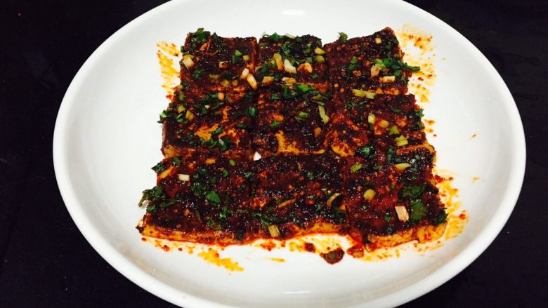 烤豆腐(独家秘制),香喷喷的烤豆腐就做好了,此菜可下饭可佐酒。
