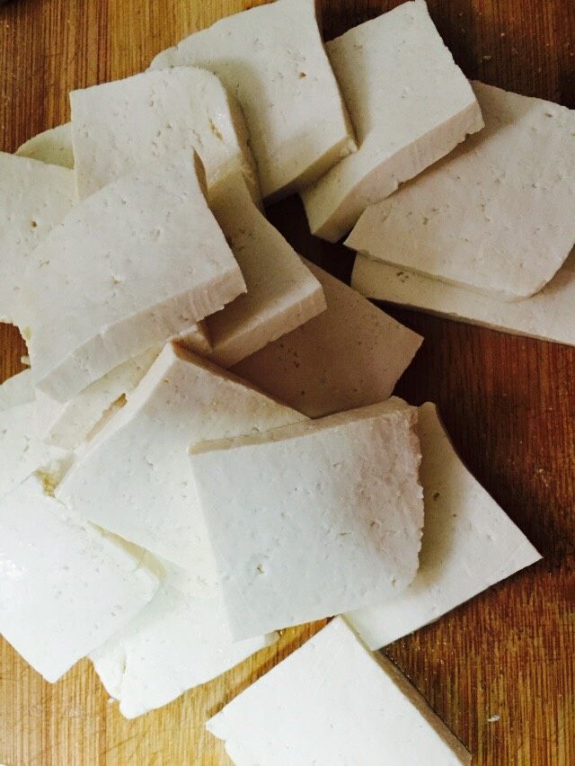 烤豆腐(独家秘制),豆腐切成块备用