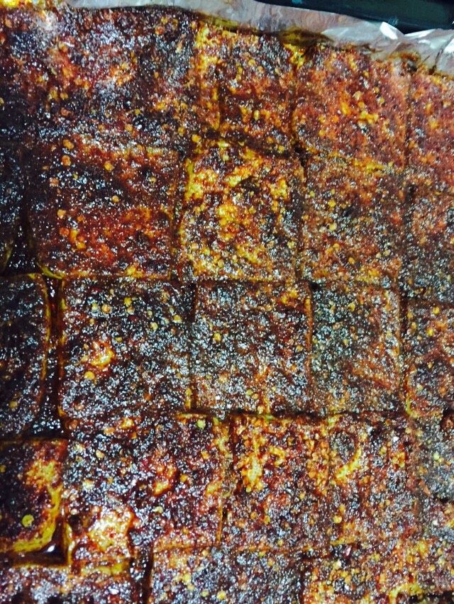 烤豆腐(独家秘制),预热烤箱180度5分钟后豆腐送入烤箱先烤25分钟取出