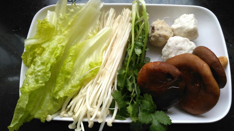 砂锅麻辣烫,青菜洗净备用