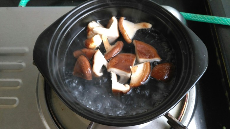 砂锅麻辣烫,开锅后,把香菇放入煮两分钟