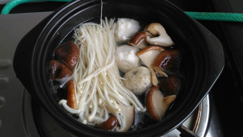 砂锅麻辣烫,接着把<a style='color:red;display:inline-block;' href='/shicai/ 234'>金针菇</a>,火锅丸放入煮