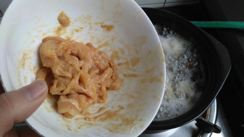 砂锅麻辣烫,锅开把鸡肉放入,拨拉散开