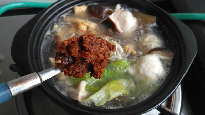 砂锅麻辣烫,加一勺麻辣酱料搅拌均匀,再加适量<a style='color:red;display:inline-block;' href='/shicai/ 756'>鸡精</a>,如果味道淡就再放些盐,再次开锅后关火即可